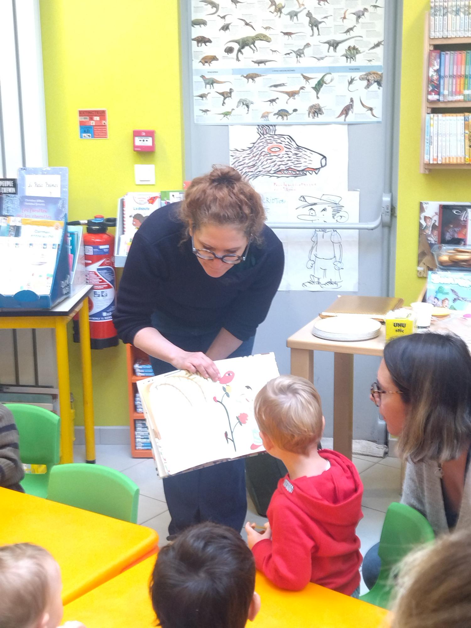 Autrice montrant son livre